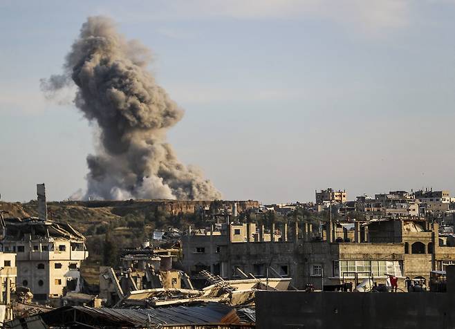 15일(현지시각) 가자시 하늘 위로 이스라엘 공습으로 검은 연기가 피어오르고 있다. 가자시/신화 연합뉴스