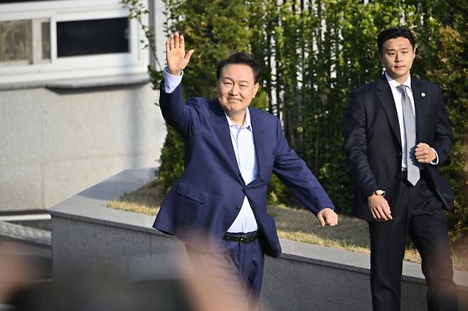 윤석열 전 대통령이 지난 11일 서울 한남동 대통령 관저에서 나와 서울 서초동 자택으로 향하기 전 손을 흔들고 있다. 공동취재사진