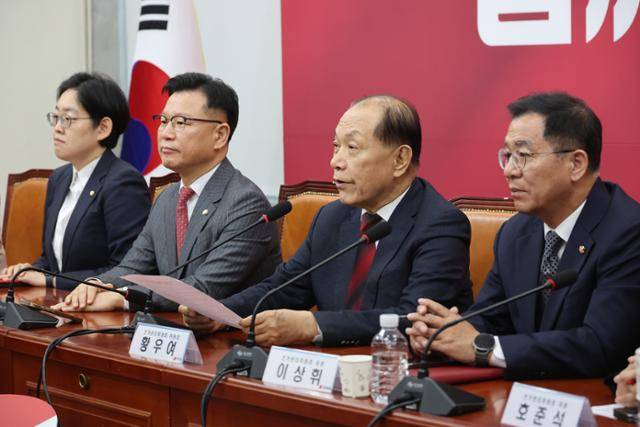 16일 서울 여의도 국회에서 황우여 선관위원장이 국민의힘 대통령후보자 1차 경선 진출자를 발표하고 있다. 연합뉴스