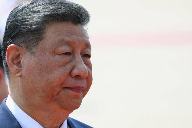 시진핑 중국 국가주석이 15일 베트남 하노이에서 베트남 국부로 꼽히는 호찌민 전 주석의 묘소로 향하고 있다. 하노이=로이터 연합뉴스