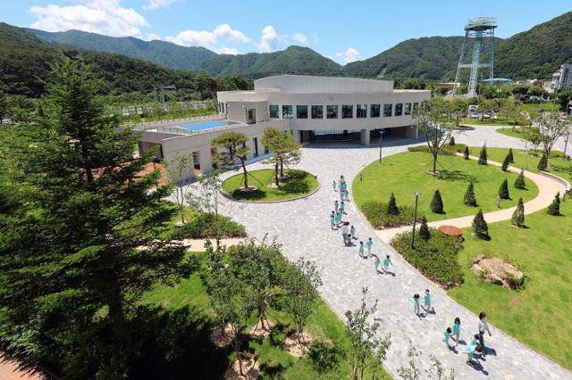 2023년 6월 개관 이후 올해 2월까지 18만 명이 다녀간 인제 기적의 도서관은 전국적인 명소로 자리매김했다. 기적의 도서관 제공