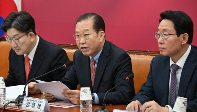 권영세(가운데) 국민의힘 비상대책위원장이 17일 국회에서 열린 비상대책위원회의에서 발언하고 있다. 고영권 기자