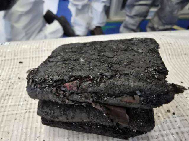 국토교통부 항공철도사고조사위원회가 지난 1월 28일 김해국제공항에서 발생한 에어부산 여객기 화재 사고조사 진행 현황을 14일 발표했다. 사진은 기내에서 발견된 보조 배터리. 국토교통부 제공