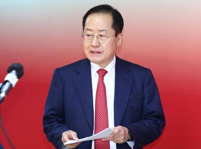 국민의힘 대선후보 경선에 참여 중인 홍준표 전 대구시장이 17일 오후 서울 여의도 선거 캠프에서 국방·외교·통일 분야 비전 발표를 하기 위해 입장하고 있다. 뉴스1