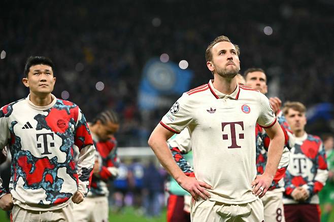 <yonhap photo-1491=""> Bayern Munich's South Korean defender #03 Kim?Min-Jae (L) and Bayern Munich's English forward #09 Harry Kane react at the end of the UEFA Champions League quarter final second leg football match between Inter Milan and Bayern Munich at the San Siro stadium in Milan on April 16, 2025. (Photo by Alberto PIZZOLI / AFP)/2025-04-17 06:25:08/ <저작권자 ⓒ 1980-2025 ㈜연합뉴스. 무단 전재 재배포 금지, AI 학습 및 활용 금지></yonhap>