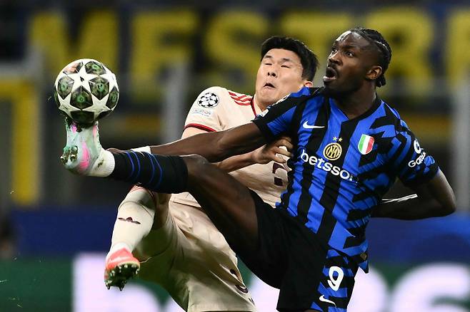 <yonhap photo-1503=""> TOPSHOT - Inter Milan's French forward #09 Marcus Thuram fights for the ball with Bayern Munich's South Korean defender #03 Kim?Min-Jae during the UEFA Champions League quarter final second leg football match between Inter Milan and Bayern Munich at the San Siro stadium in Milan on April 16, 2025. (Photo by Marco BERTORELLO / AFP)/2025-04-17 06:39:06/ <저작권자 ⓒ 1980-2025 ㈜연합뉴스. 무단 전재 재배포 금지, AI 학습 및 활용 금지></yonhap>