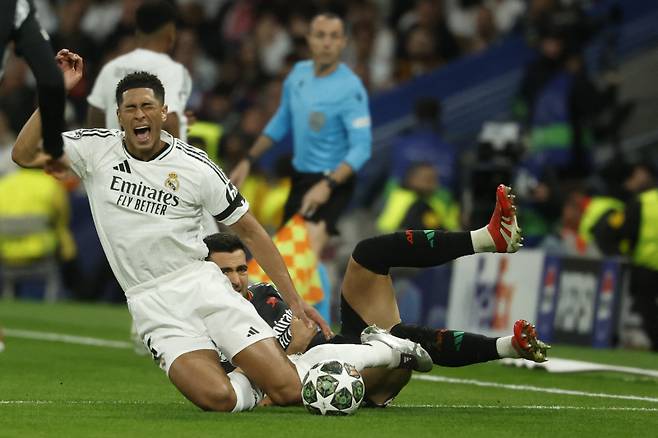 <yonhap photo-1495=""> TOPSHOT - Real Madrid's English midfielder #05 Jude Bellingham is fouled by Arsenal's Spanish midfielder #23 Mikel Merino during the UEFA Champions League quarter final second leg football match between Real Madrid CF and Arsenal at Santiago Bernabeu Stadium in Madrid on April 16, 2025. (Photo by Pierre-Philippe MARCOU / AFP)/2025-04-17 06:38:55/ <저작권자 ⓒ 1980-2025 ㈜연합뉴스. 무단 전재 재배포 금지, AI 학습 및 활용 금지></yonhap>