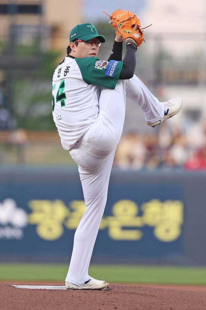 17일 광주 KT전에 선발 등판해 투구하는 양현종의 모습. KIA 제공