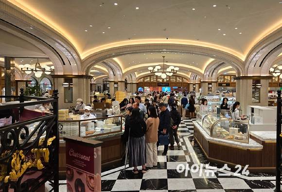17일 신세계백화점 강남점 '하우스 오브 신세계'가 방문객들로 북적이고 있다. [사진=진광찬 기자]