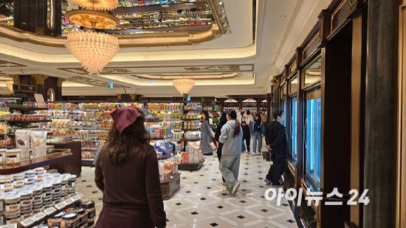 17일 신세계백화점 강남점 '신세계 마켓'에서 소비자들이 식재료를 둘러보고 있다. [사진=진광찬 기자]