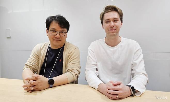 ▲ 위메이드커넥트 김현일 이사, 로익 사오스(Loic Saos) 프리프 유니버스 총괄 PD