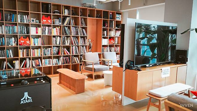 ▲ 그 옆에는 이렇게 게임을 즐길 수 있는 공간과