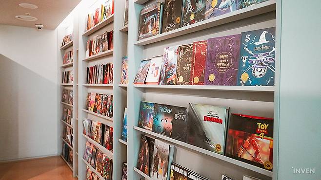 ▲ 다양한 작품들이 전시되어 있습니다