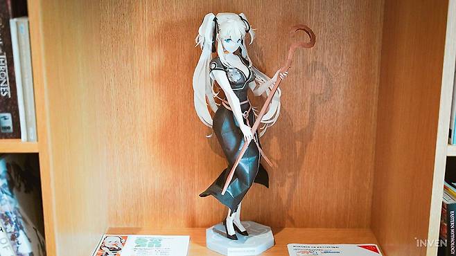 ▲ 책장에는 마비노기하면 빼놓을 수 없는 나오가 있습니다