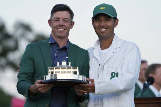 트로피를 함께 들어 올리는 두 사람. 8년째 함께하고 있다. [AP=연합뉴스]