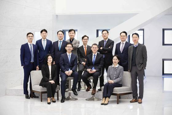 법무법인 세종의 권양희·김세종·조찬영·이진희 변호사(첫째줄 왼쪽부터), 서영호·윤주탁·권순열·하태헌·도훈태·김동규·한성수·최한순 변호사(둘째줄 왼쪽부터). [사진 법무법인 세종]