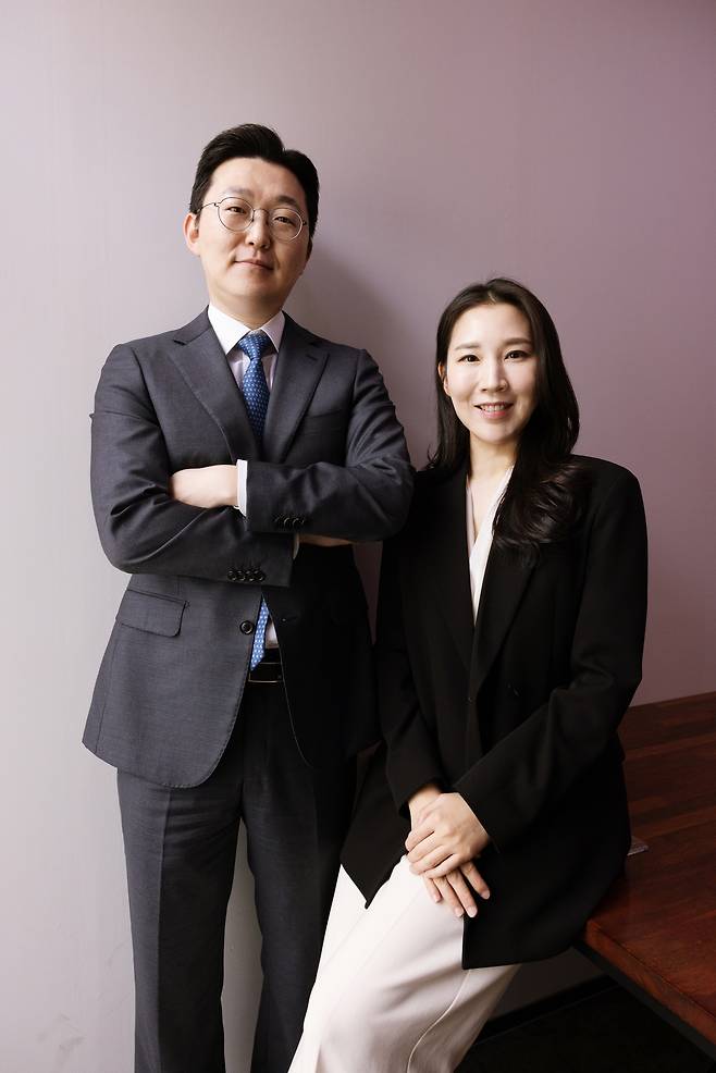 법무법인 재현 소속의 김정세(왼쪽) 변호사와 박희현 대표변호사 부부.