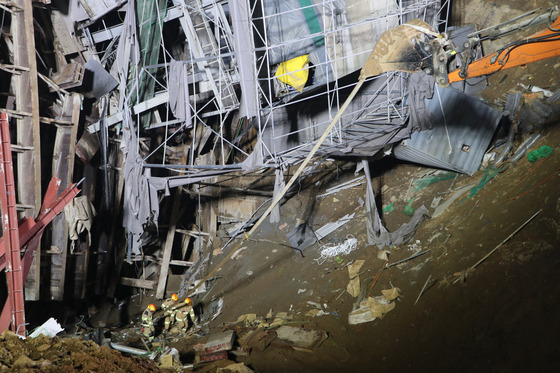 지난 16일 오후 8시쯤 경기 광명 일직동 신안산선 터널공사 붕괴 현장에서 경기도소방재난본부 특수대응단 구조대원들이 실종자 수색 작업을 벌이고 있다. 사진 경기도소방재난본부