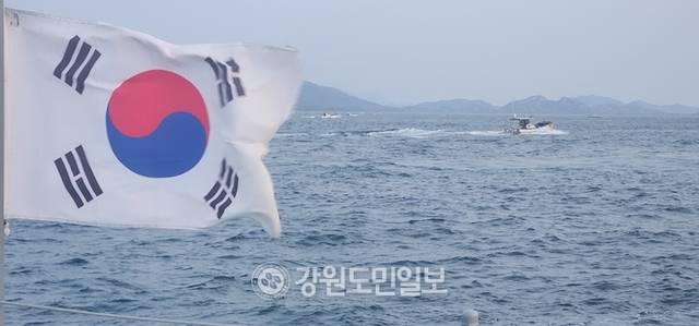 ▲ 태극기가 동해바람에 펄럭이는 속에 저도어장에 입어한 문어잡이 연승어선들이 안전하게 조업하고 있다.