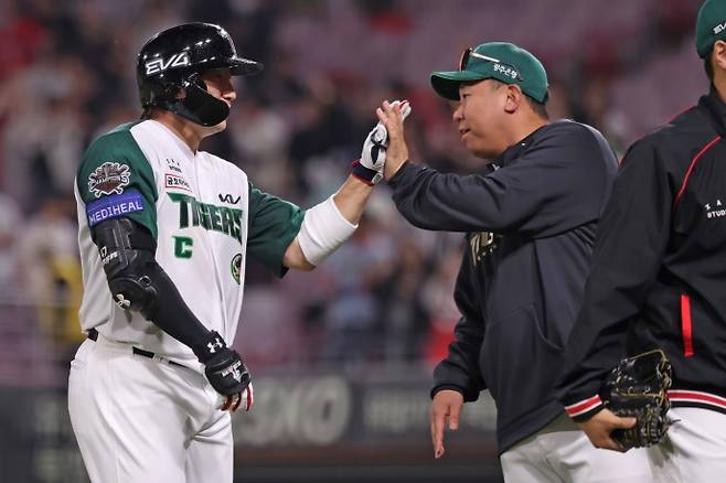 ▲ 9회 말 끝내기 안타로 '뒤집기 드라마'한 나성범과 이범호 감독 [KIA타이거즈]