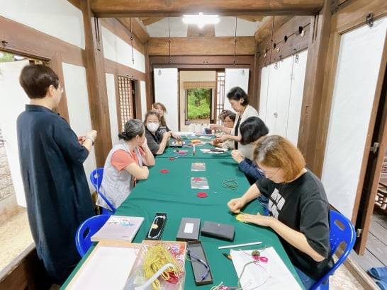 시민들이 운현궁 내 이로당에서 열리는 '규방의 솜씨유람'을 체험하고 있다. 매듭팔찌 등의 전통 공예품을 만들 수 있다. / 사진=서울시 제공