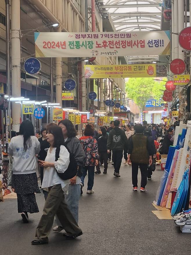16일 오전 대구 중구 서문시장 1지구와 2지구 사이 골목길. 시민들의 발걸음이 분주하다. / 사진= 양현주기자