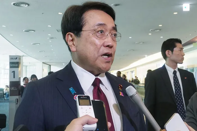 16일 하네다 도쿄 국제공항에서 미국과의 관세 협상 특사인 아카자와 료세이 일본 경제재생상이 미국행 비행에 앞서 언론과 인터뷰를 하고 있다. AFP연합뉴스