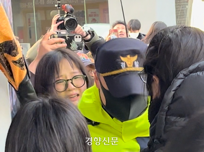 지난달 26일 서울 종로구 경복궁역 인근 시위에 참여한 최별하씨가 경찰과 인파 사이에 끼어 있다. 최씨 제공