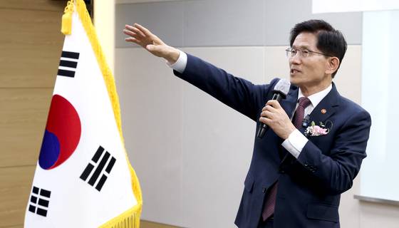 Former Labor Minister Kim Moon-soo speaks at the Sejong Government Complex in Sejong on April. 8. [NEWS1]
