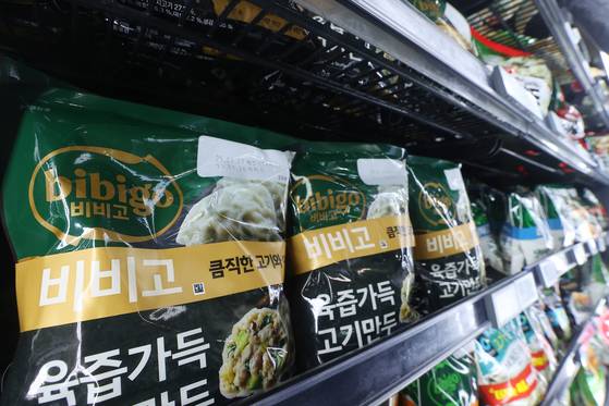 Packs of Bibigo dumplings are stacked at a grocery store in Seoul on March 31. [YONHAP]