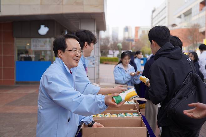 박종태 인천대학교 총장회장이 16일 중간고사를 준비 중인 재학생들에게 간식을 나눠주고 있다. 인천대 제공