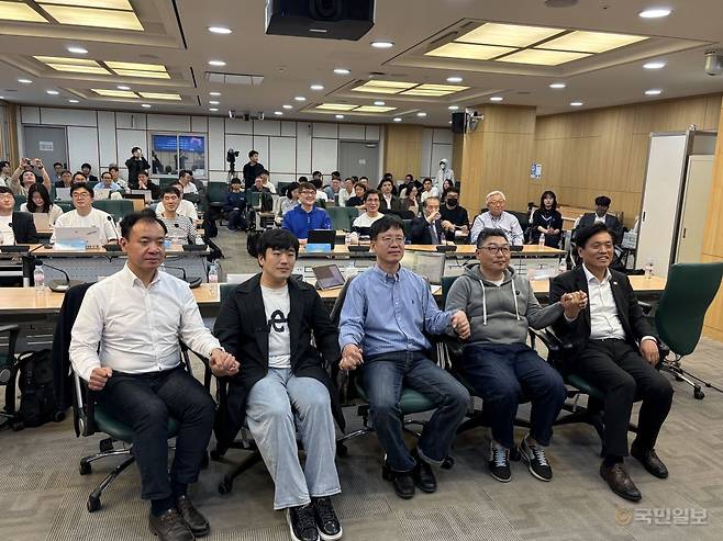 더불어민주당 게임특별위원회 관계자들이 17일 국회의원회관에서 열린 토크쇼 행사에서 인사하고 있다. (왼쪽부터) 이장주 이락문화연구소 소장, 황희두 공동 위원장, 김정태 동양대 교수, 한승용 PS애널리틱스 최고전략책임자(CSO), 조승래 의원이 참석했다.