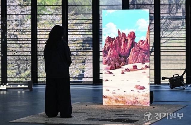 랜덤 액세스 프로젝트 4.0 전시 중 한우리 작가의 ‘포털’. 홍기웅기자