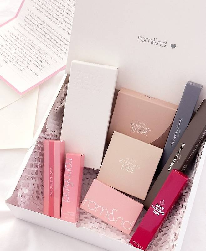 롬앤이 3월 3349개 한정 판매한 ‘졸업 박스’ [사진 출처 = 롬앤 인스타그램]