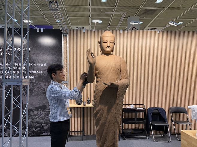 실시간으로 불상을 조각 중인 모습/사진=김지은 여행+ 기자