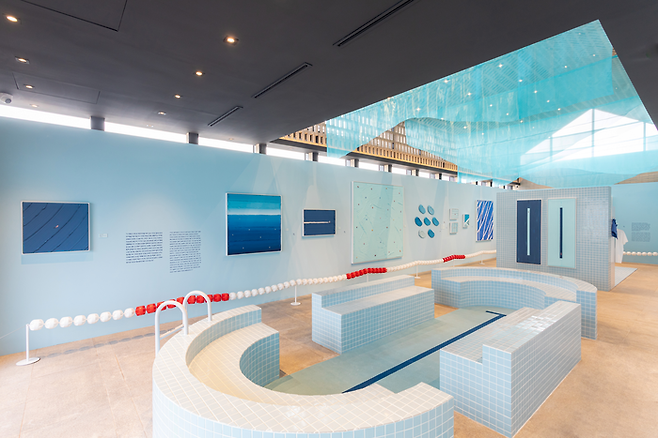 호주 작가 워너 브롱크호스트의 아시아 첫 개인전이 열리고 있는 서울 종로구 그라운드시소 서촌의 ‘WET’(섹션 4) 전시장 전경. 미디어앤아트