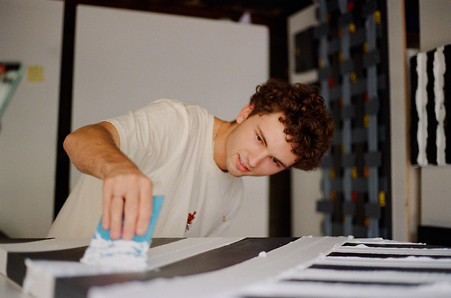 호주 작가 워너 브롱크호스트가 작업을 하고 있는 모습. 미디어앤아트