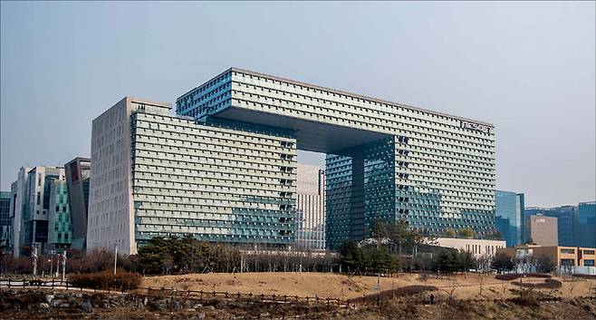 엔씨소프트가 절체절명의 위기에 처했다. 주가는 15만원이 무너졌고, 지난해는 연간 적자를 기록했다. 신작 흥행이 절실하지만 기대를 모으는 타자가 없다. 사진은 엔씨소프트 판교 사옥. (매경DB)