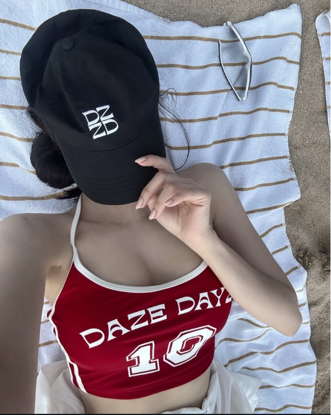 새빨간 스포티룩을 입고 해변을 거니는 모습부터, 모자를 푹 눌러쓴 채 햇살 아래 누운 모습이 공개됐다.사진=효민 SNS