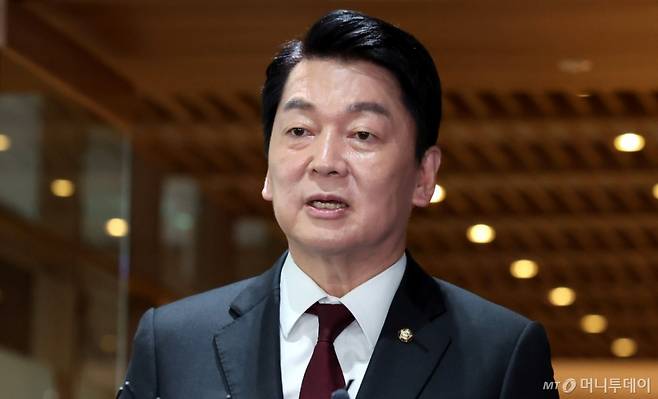 [서울=뉴시스] 추상철 기자 = 대선 출마를 선언한 안철수 국민의힘 의원이 16일 오후 서울 중구 서울시청에서 오세훈 서울시장과 오찬 회동을 마친후 브리핑을 하고 있다. 2025.04.16. scchoo@newsis.com /사진=추상철