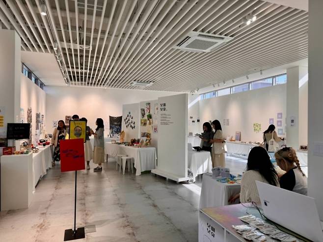 지난해 5월 서울 마포구 망원동에서 진행된 니트컴퍼니 전시 풍경. /사진제공=니트컴퍼니.