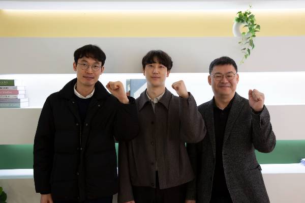 한국에너지기술연구원 에너지저장연구단 연구진 단체사진. 양정훈 박사, 박상현 학생연구원, 이찬우 박사(왼쪽부터) /사진=한국에너지기술연구원