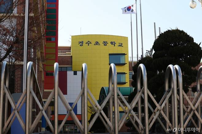 (안산=뉴스1) 김영운 기자 = 저출생으로 인한 학령 인구 감소로 올해 문을 닫는 초·중·고교가 전국에 49곳인 것으로 집계된 가운데 사진은 24일 오전 올해 3월 1일자로 폐교를 앞둔 경기 안산시 상록구 경수초등학교의 모습.  폐교를 앞둔 전국 49곳 중 경기지역 학교는 성남 청솔중학교를 비롯해 여주 북내초등학교 운암분교, 화성 장명초등학교 장일분교, 안산 대남초등학교 풍도분교, 안산 경수초등학교, 포천 중리초등학교 등 6개교다. 2025.2.24/뉴스1  Copyright (C) 뉴스1. All rights reserved. 무단 전재 및 재배포,  AI학습 이용 금지. /사진=(안산=뉴스1) 김영운 기자