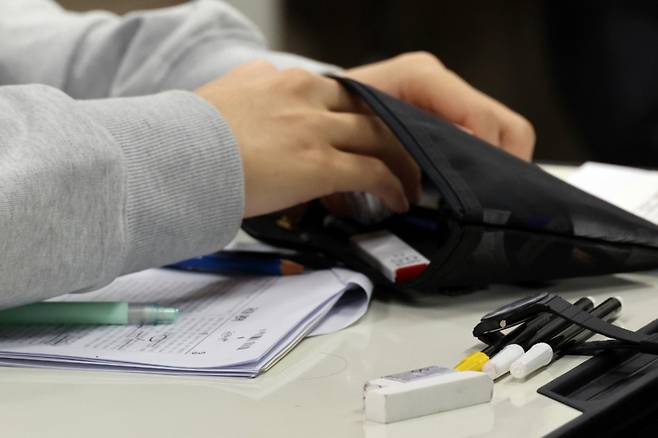 2025학년도 대학수학능력시험(수능)이 치러진 14일 오전 서울 서초구 반포고등학교에 마련된 고사장에서 수험생들이 시험을 준비하고 있다. 사진은 기사와 직접적인 관계 없음. /사진=뉴시스.