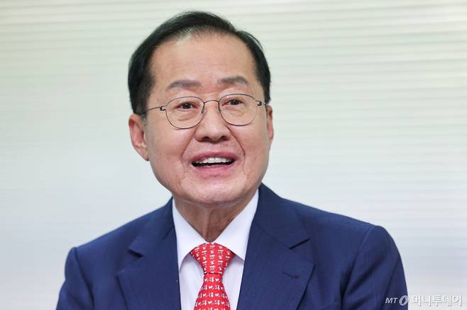[서울=뉴시스] 권창회 기자 = 홍준표 제21대 대통령 선거 국민의힘 경선 후보가 지난 16일 서울 여의도 홍준표 선거사무실에서 뉴시스와 인터뷰를 하고 있다. 2025.04.17. /사진=권창회