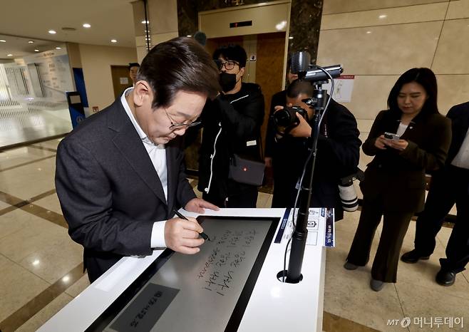 (대전=뉴스1) 국회사진취재단 = 이재명 더불어민주당 대선 경선 후보가 17일 오전 대전 유성구 국방과학연구소를 방문해 방명록을 작성하고 있다. 2025.4.17/뉴스1  Copyright (C) 뉴스1. All rights reserved. 무단 전재 및 재배포,  AI학습 이용 금지. /사진=(대전=뉴스1) 국회사진취재단