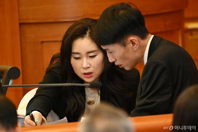 [서울=뉴시스] 사진공동취재단 = 김계리 변호사가 25일 서울 종로구 헌법재판소 대심판정에서 열린 윤석열 대통령 탄핵심판 최종 변론에 출석해 대화하고 있다. 2025.02.25. photo@newsis.com /사진=