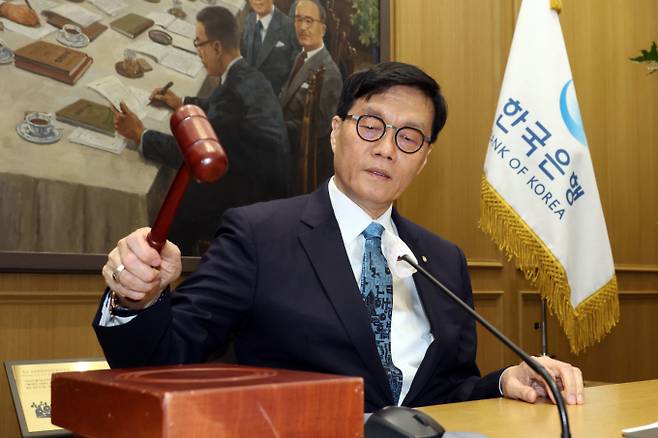 이창용 한국은행 총재가 17일 서울 중구 한국은행 본관에서 열린 금융통화위원회 본회의에서 개회를 선언하는 의사봉을 치고 있다. /사진=사진공동취재단