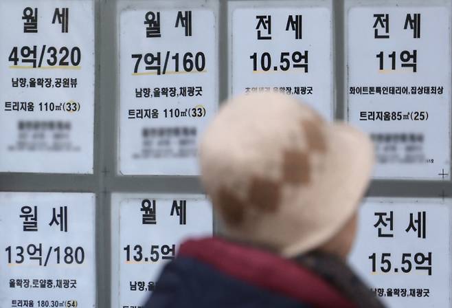 전월세 신고제가 6월 시행을 앞두고 있는 가운데 과태료 신고에 대한 일부 혼선이 예상되고 임대소득 과세 기반이 마련될 것으로 보인다. 사진은 서울 시내 부동산 모습. /사진=뉴시스