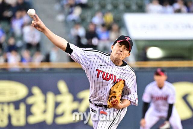 16일 서울 잠실야구장에서 열린 '2025 신한 SOL BANK KBO리그' 삼성 라이온즈와 LG 트윈스 경기.LG 선발 임찬규가 힘차게 투구하고 있다.